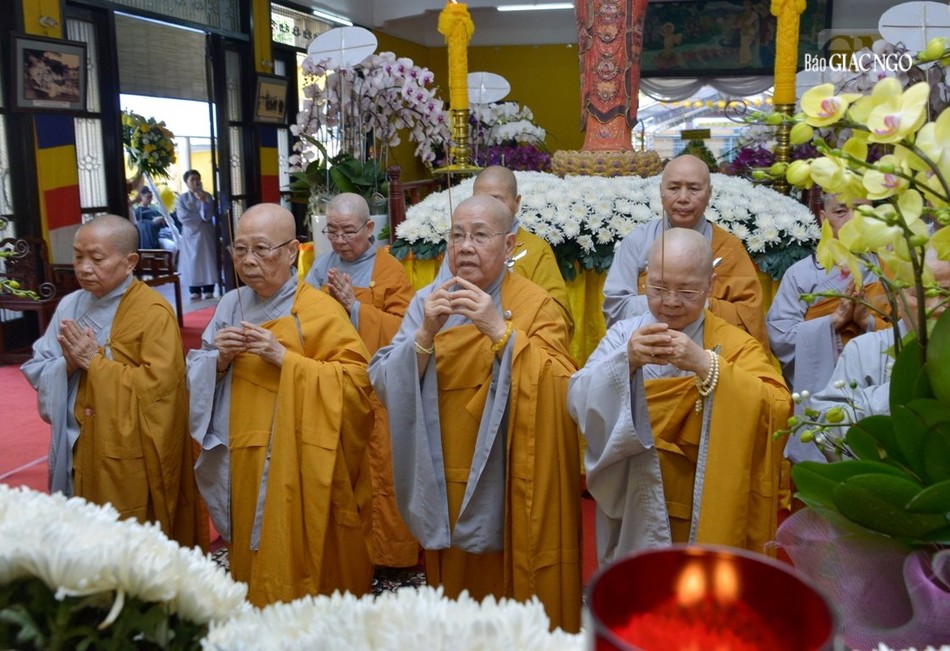 Phái đoàn Phân ban Ni giới T.Ư và Phân ban Ni giới TP.HCM dâng hương kính viếng