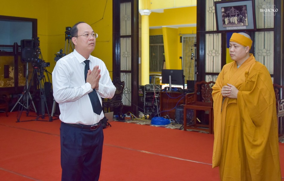 Phó Bí thư Thường trực Thành ủy TP.HCM Nguyễn Hồ Hải tưởng niệm trước Giác linh đài Trưởng lão Hòa thượng Phó Pháp chủ GHPGVN