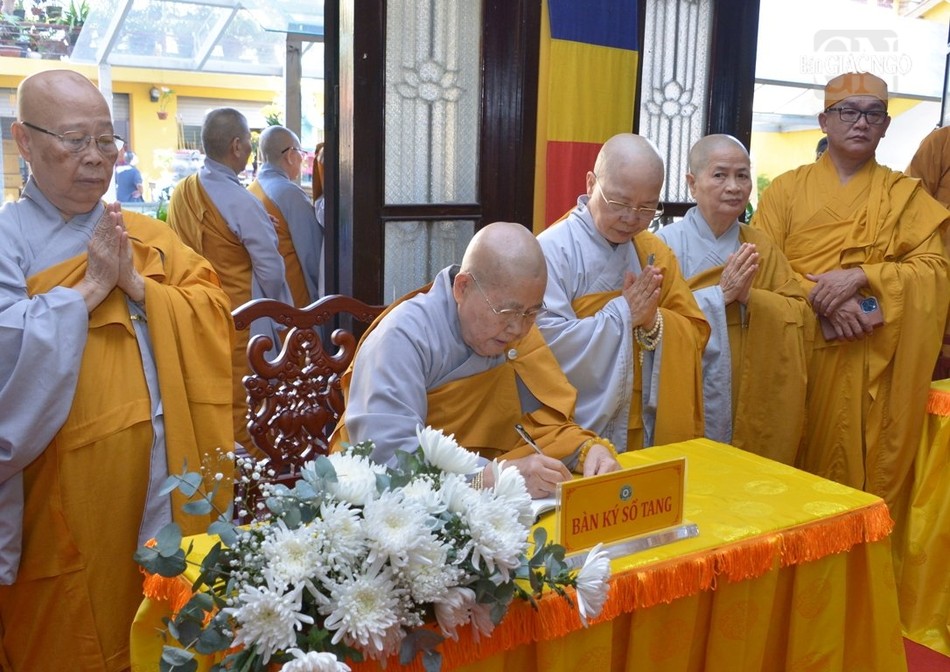 Ni trưởng Thích nữ Từ Nhẫn, Trưởng Phân ban Ni giới TP.HCM viết sổ tang lưu niệm