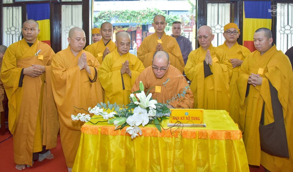 Thượng tọa Thích Đạt Đức, Trưởng ban Trị sự Q.Tân Bình viết sổ tang