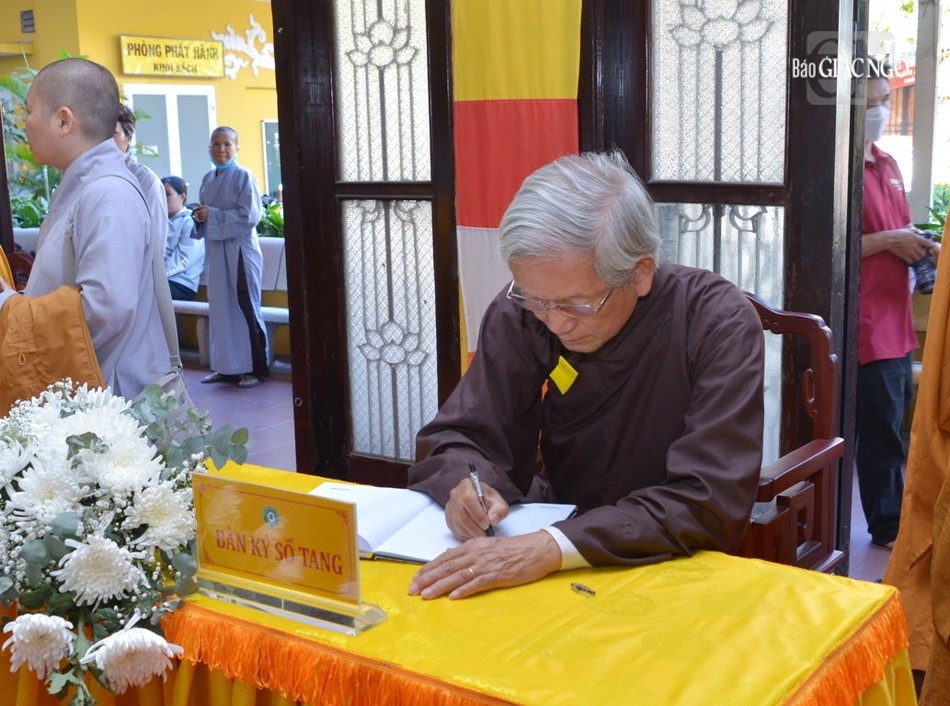 Cư sĩ Trần Đình Sơn viết sổ tang phân ưu