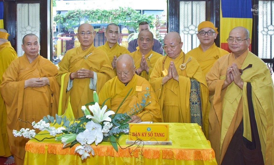 Hòa thượng Thích Thiện Minh, Trưởng ban Trị sự TP.Thủ Đức viết sổ tang