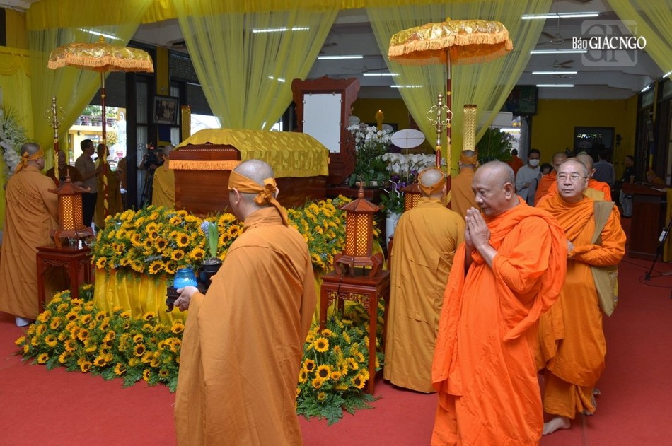 Hòa thượng Danh Lung làm trưởng đoàn hữu nhiễu kim quan