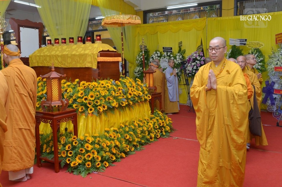 ... do Thượng tọa Thích Quảng Lộc, Trưởng ban Trị sự làm trưởng đoàn...