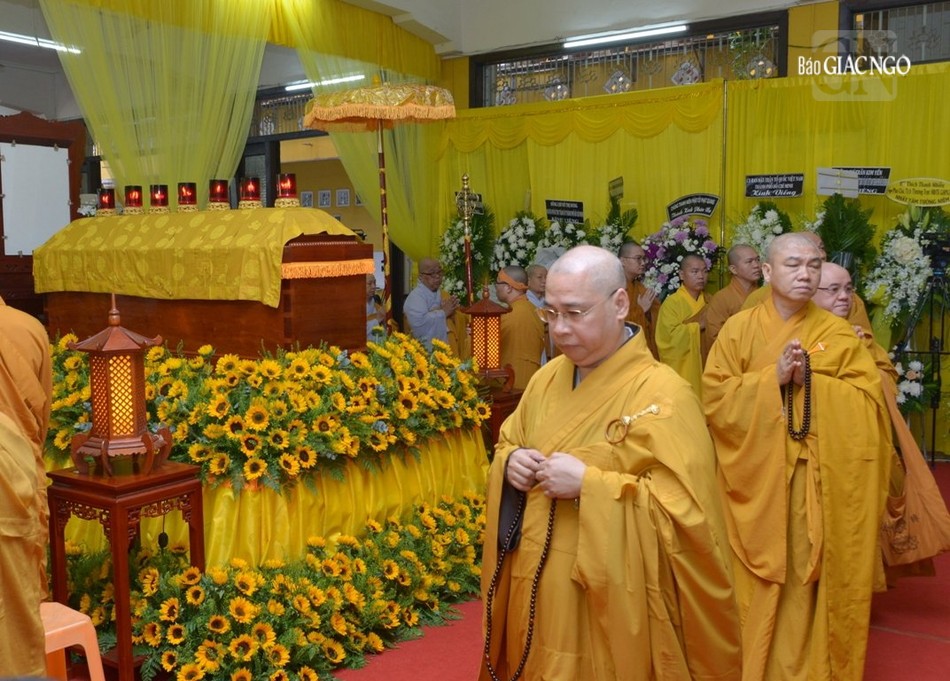 Phái đoàn Ban Trị sự GHPGVN Q.Phú Nhuận hữu nhiễu kim quan tiễn biệt