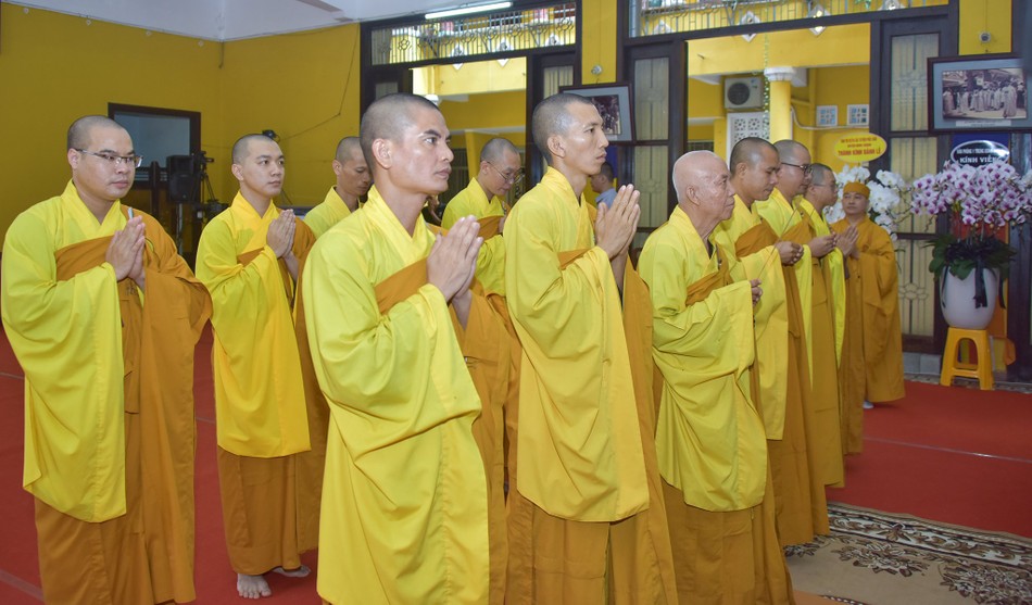 Chư Tăng chùa Hoằng Pháp kính viếng