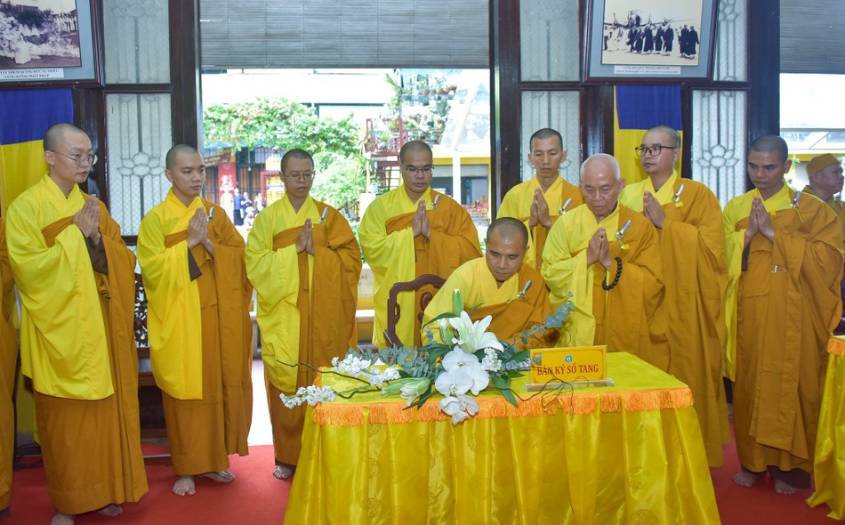 Đại diện chùa Hoằng Pháp viết sổ tang phân ưu