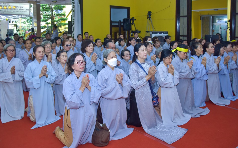 Phật tử kính viếng