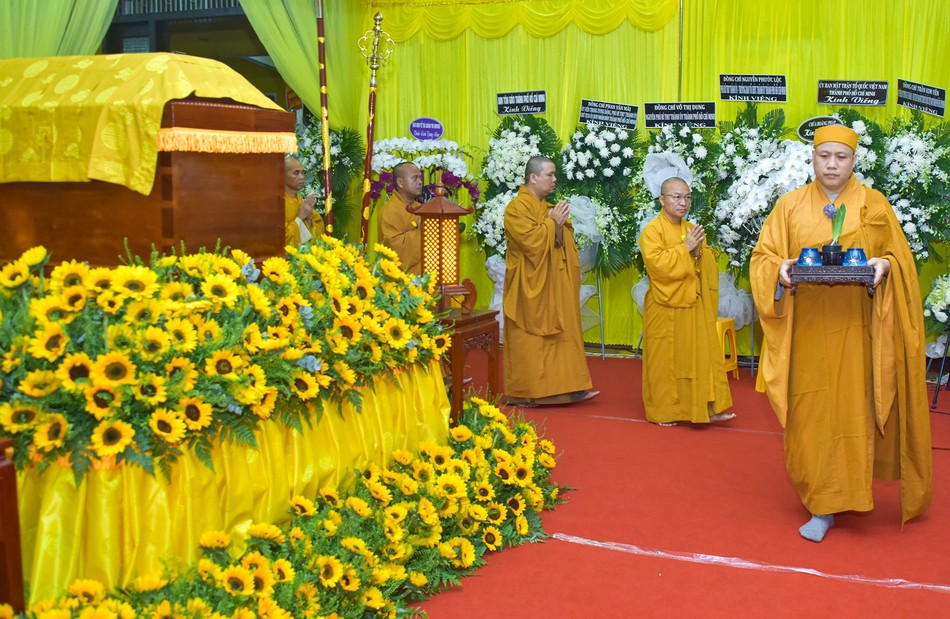 Hữu nhiễu kim quan tiễn biệt