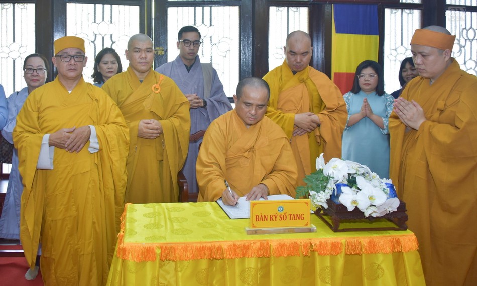 Thượng tọa Thích Tâm Hải, Tổng Biên tập báo Giác Ngộ ghi sổ tang phân ưu cùng môn đồ gia quyến Thượng tọa Thích Tâm Hải, Tổng Biên tập báo Giác Ngộ ghi sổ tang phân ưu cùng môn đồ gia quyến