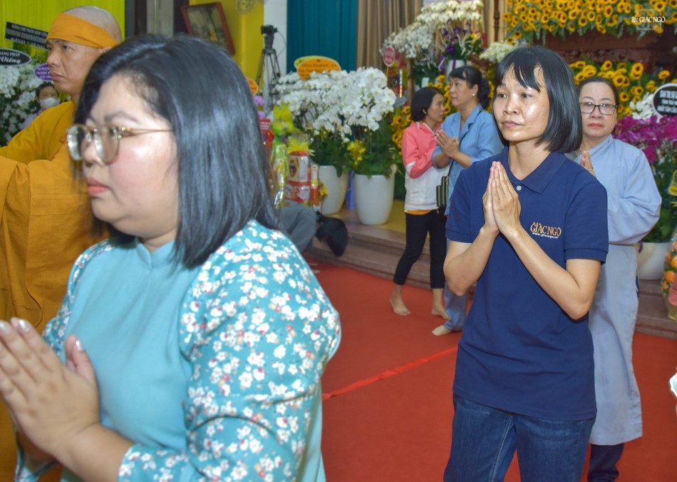 Phóng viên, nhân viên báo Giác Ngộ hữu nhiễu kim quan Trưởng lão Hòa thượng Phóng viên, nhân viên báo Giác Ngộ hữu nhiễu kim quan Trưởng lão Hòa thượng