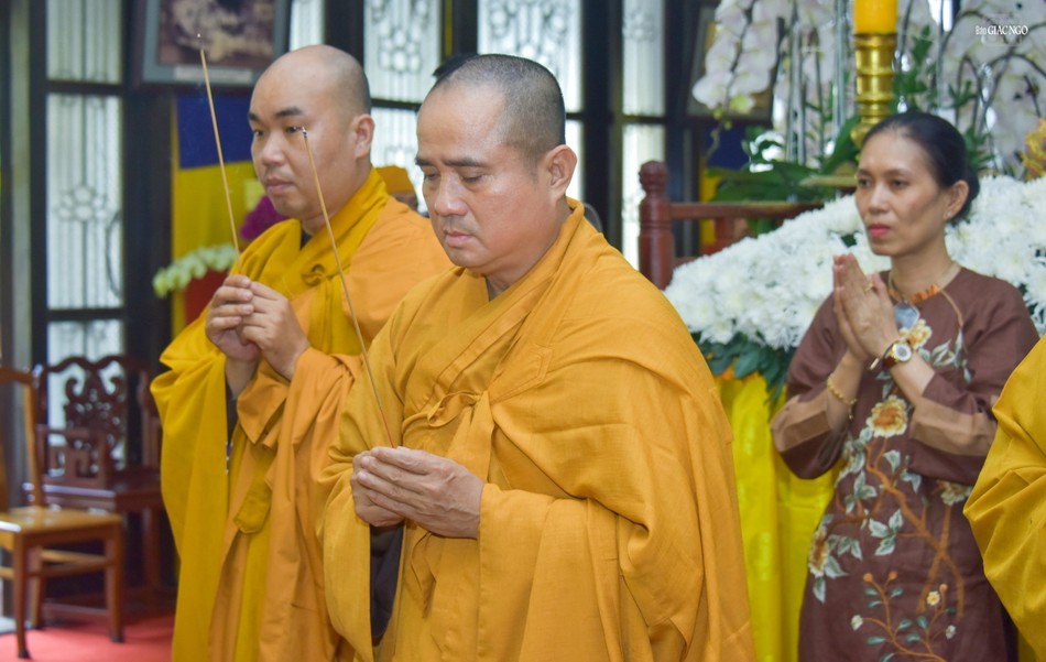 Thượng tọa Thích Tâm Hải dâng hương tưởng niệm Trưởng lão Hòa thượng Phó Pháp chủ tân viên tịch Thượng tọa Thích Tâm Hải dâng hương tưởng niệm Trưởng lão Hòa thượng Phó Pháp chủ tân viên tịch