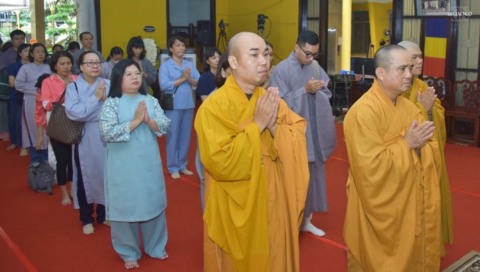 Lãnh đạo, biên tập, phóng viên, nhân viên các phòng - ban báo Giác Ngộ thành kính đảnh lễ Giác linh Trưởng lão Hòa thượng Lãnh đạo, biên tập, phóng viên, nhân viên các phòng - ban báo Giác Ngộ thành kính đảnh lễ Giác linh Trưởng lão Hòa thượng