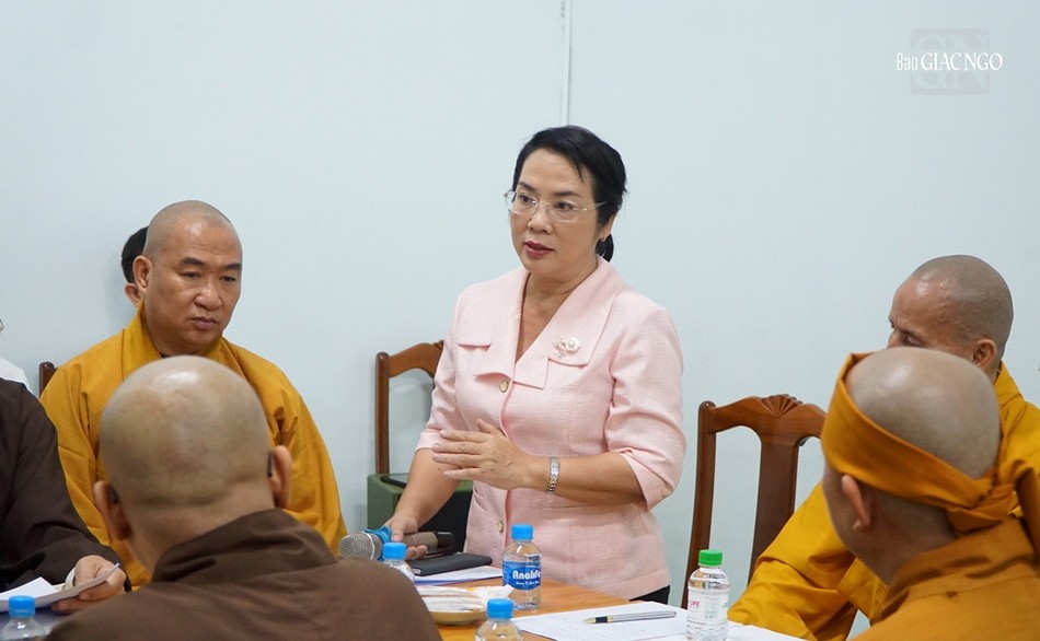 Bà Trần Kim Yến phát biểu tại buổi họp Bà Trần Kim Yến phát biểu tại buổi họp