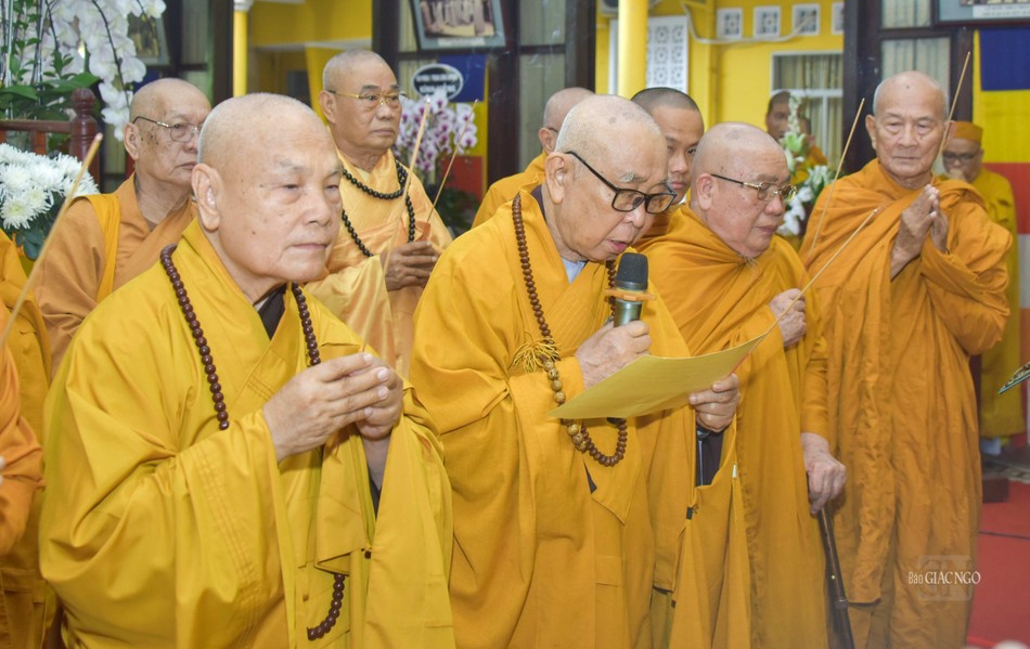 Thay mặt Hội đồng Chứng minh, Hội đồng Trị sự GHPGVN, Trưởng lão Hòa thương Thích Như Tín xướng lễ dâng hương cầu nguyện Giác linh ngài được cao đăng thượng phẩm