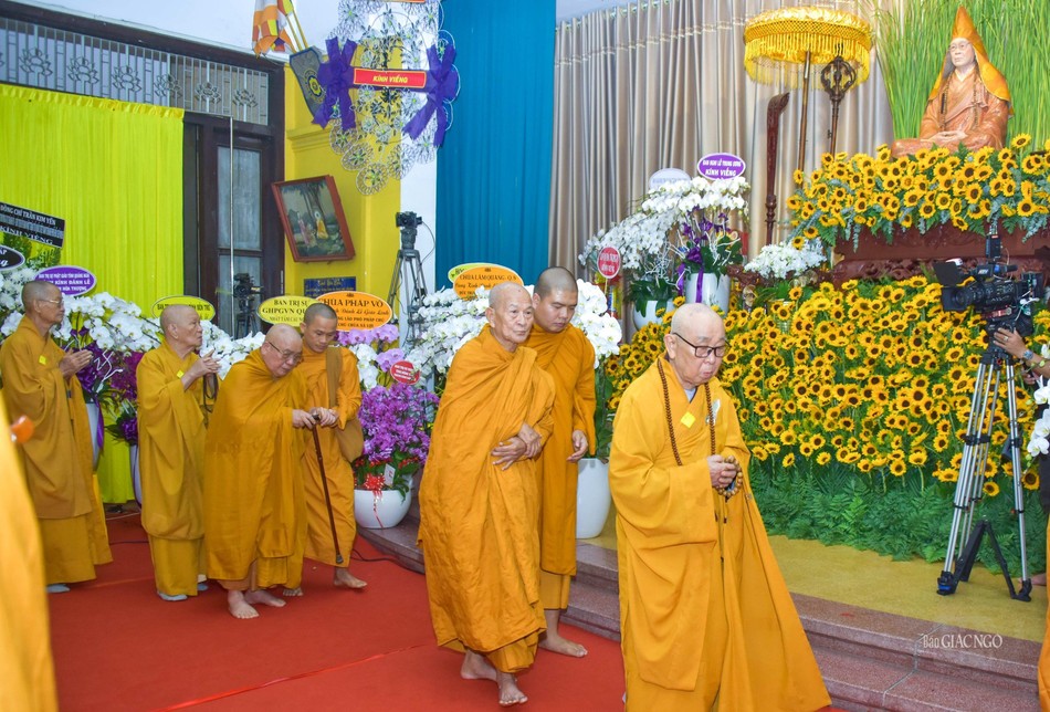 Chư tôn giáo phẩm hữu nhiễu kim quan bái biệt người pháp lữ đồng hành