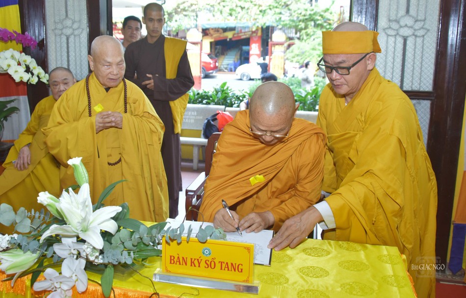 Hòa thượng Viên Minh, Phó Pháp chủ GHPGVN viết sổ tang phân ưu