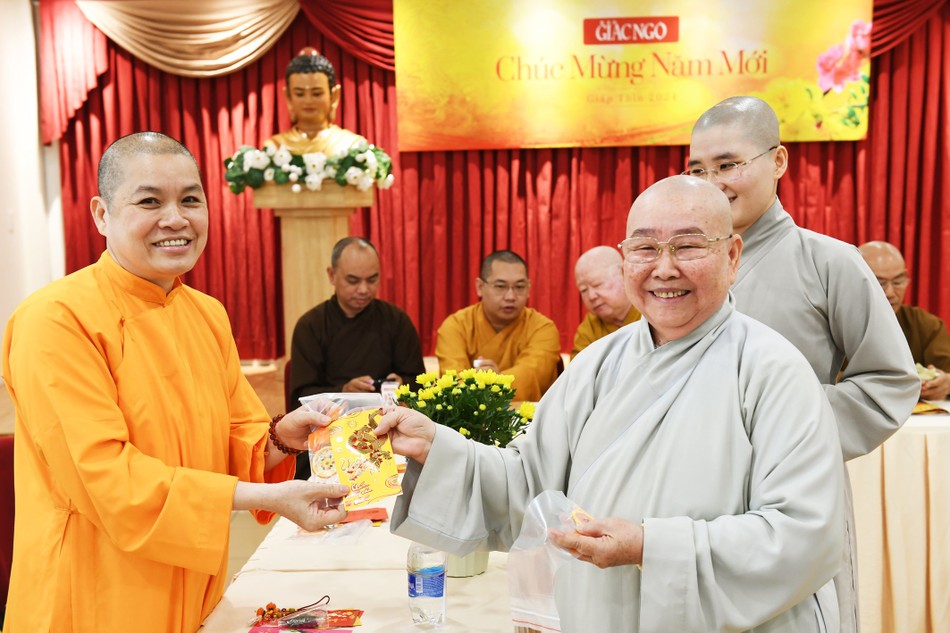 Trao lộc chúc mừng năm mới - Ảnh: Thế Phong