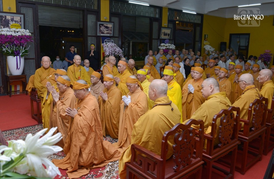 Môn đồ pháp quyến đảnh lễ Giác linh Trưởng lão Hòa thượng Thích Hiển Tu