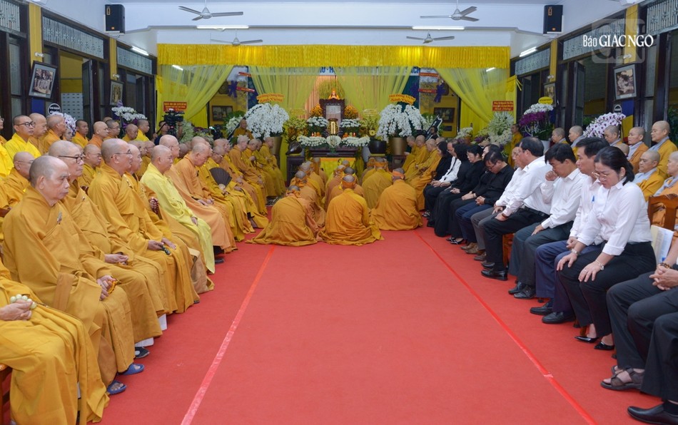 Chư tôn đức Hội đồng Chứng minh, Hội đồng Trị sự, lãnh đạo Thành ủy, các cơ quan TP.HCM, Quận ủy và các cơ quan Q.3 tham dự lễ truy niệm