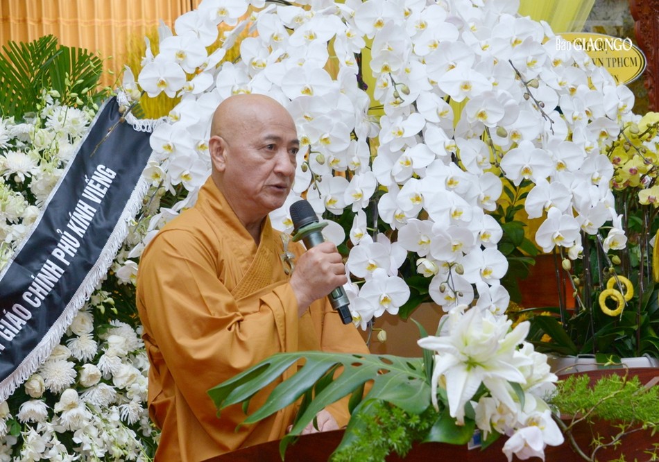 Hòa thượng Thích Huệ Thông thay mặt Ban Tổ chức lễ tang phát biểu tri ân