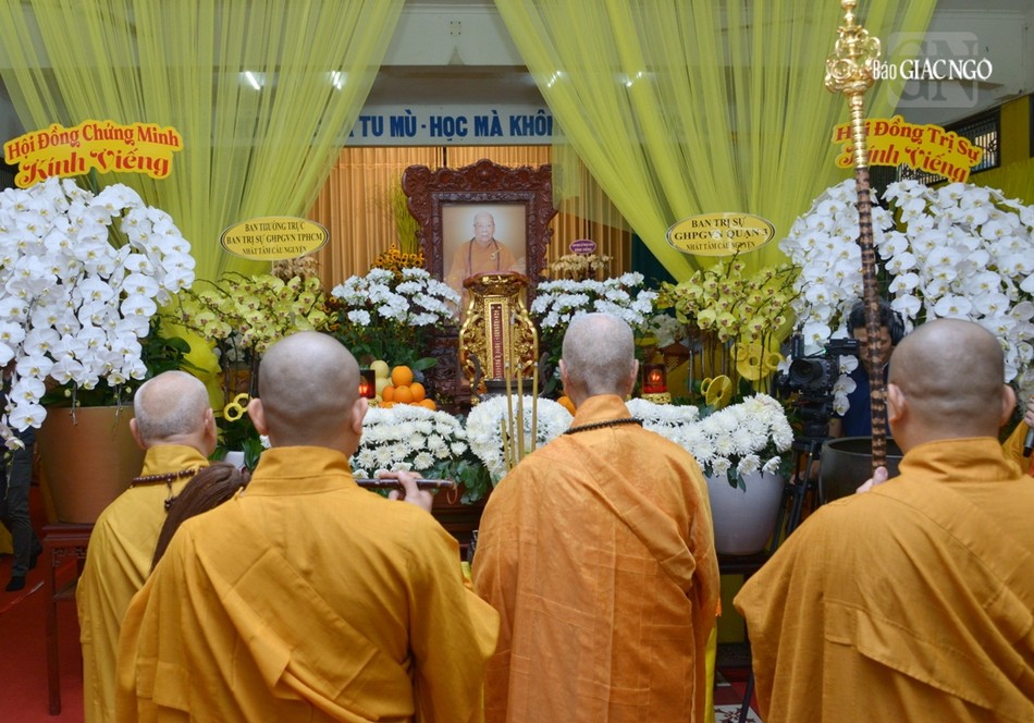 Tiễn biệt lần sau cuối trước Giác linh Trưởng lão Hòa thượng Thích Hiển Tu