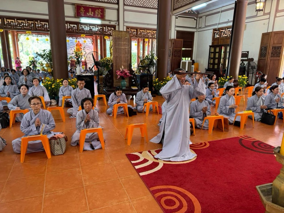 Phật tử dâng sớ cầu nguyện