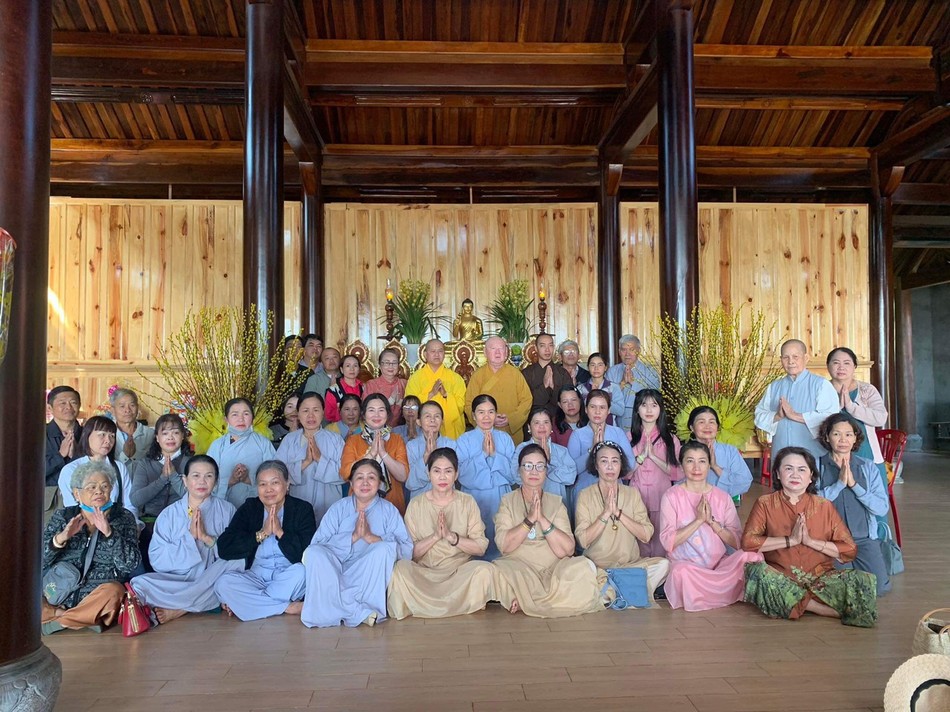 Hòa thượng Thích Duy Trấn chụp ảnh lưu niệm