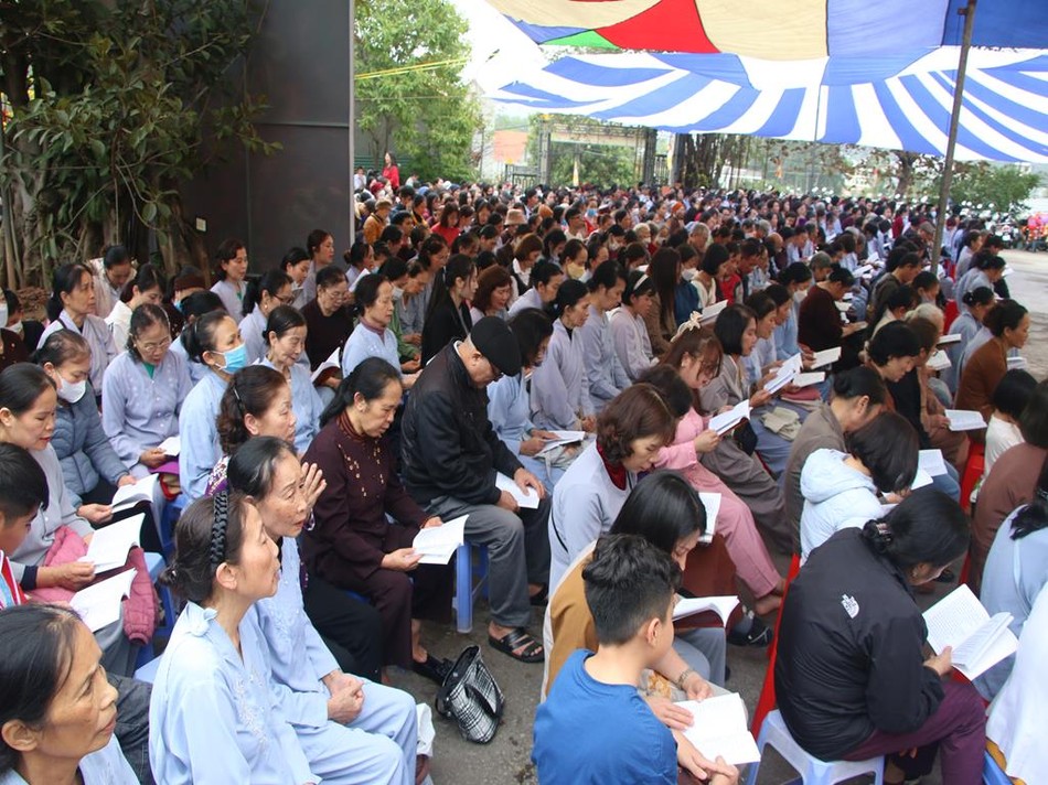 Đông đảo Phật tử, người dân địa phương về chùa trì tụng kinh cầu an đầu năm mới