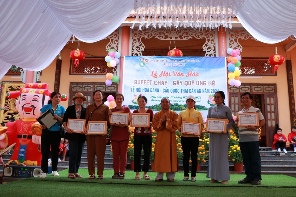 Tuyên dương các đơn vị, cá nhân đóng góp cho chương trình buffet chay Tuyên dương các đơn vị, cá nhân đóng góp cho chương trình buffet chay