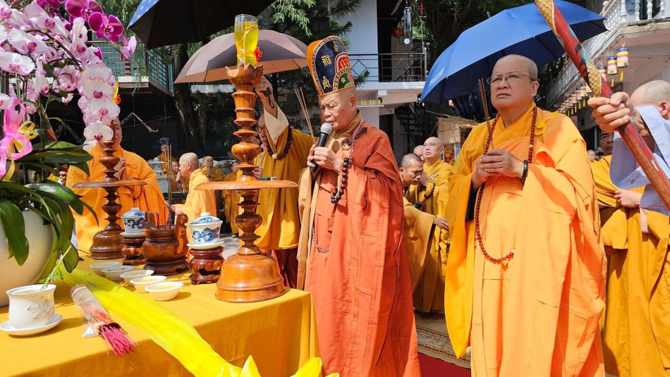 Thực hiện khóa lễ Tam bảo