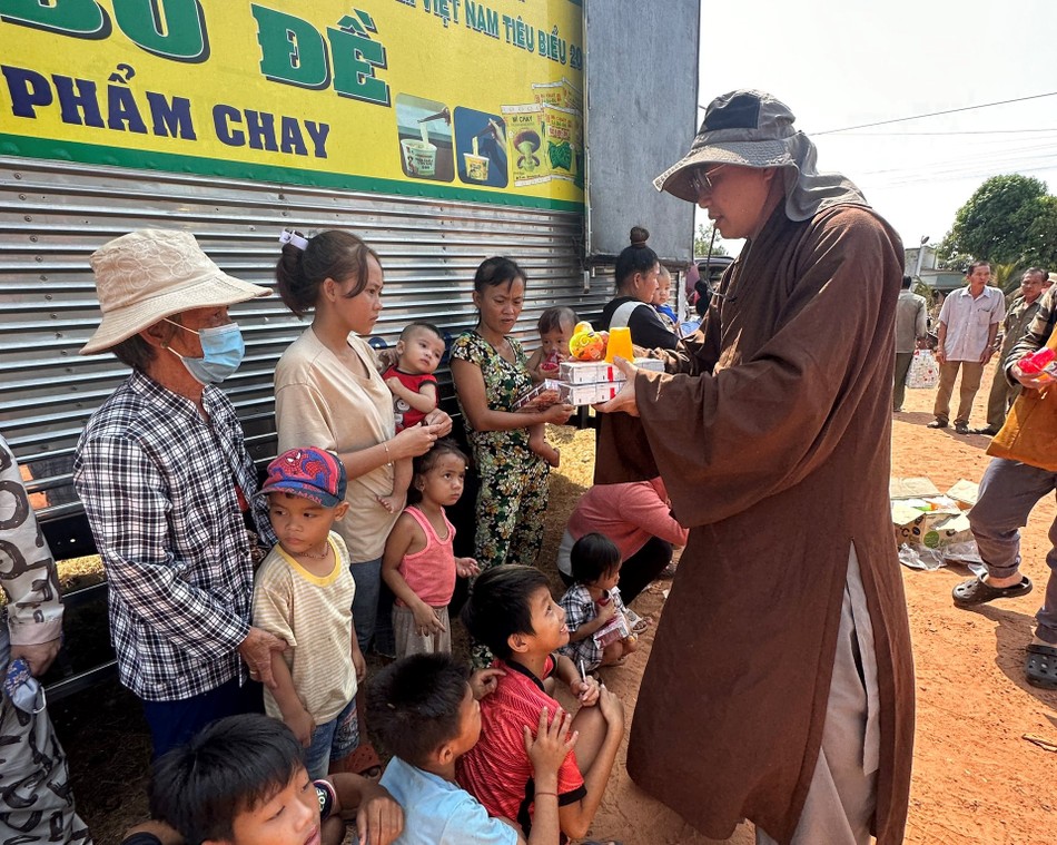Đại đức Thích Minh Phú trao quà đến Việt kiều hồi hương khó khăn tại tỉnh Tây Ninh - Ảnh: T.N