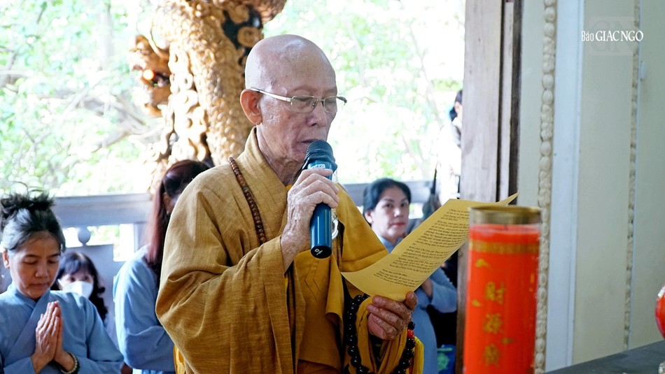 Hòa thượng Thích Giác Trí cung tuyên tiểu sử cố Hòa thượng Thích Thông Bửu