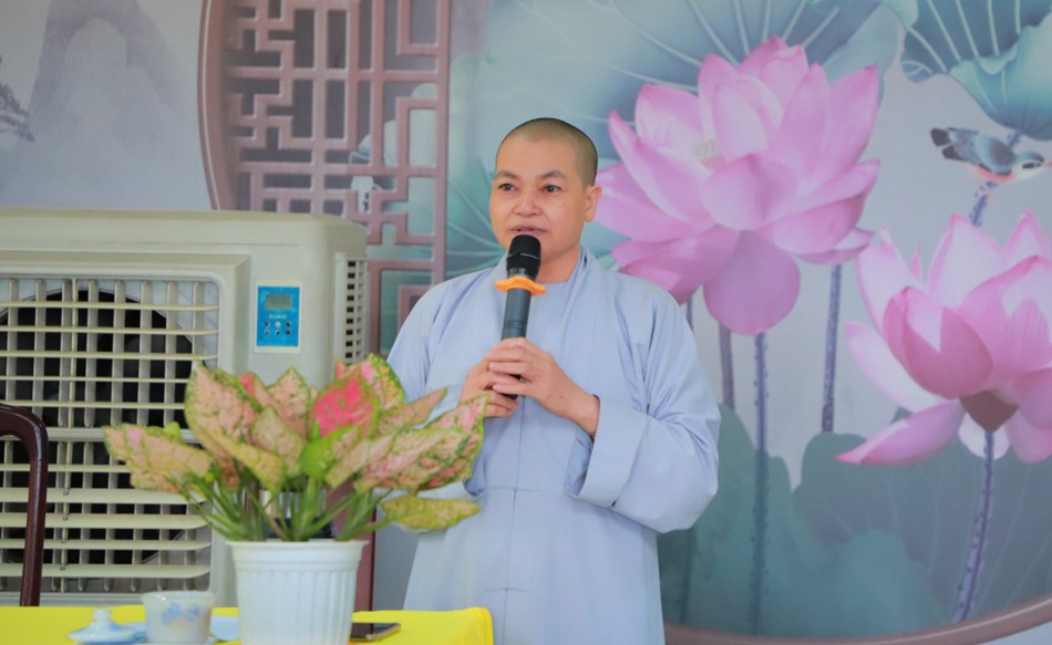 Ni sư Thích nữ Huệ Đạo điều phối chương trình buổi họp Ni sư Thích nữ Huệ Đạo điều phối chương trình buổi họp