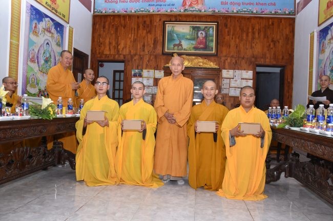 Trao quà khuyến tấn Tăng sinh Trao quà khuyến tấn Tăng sinh