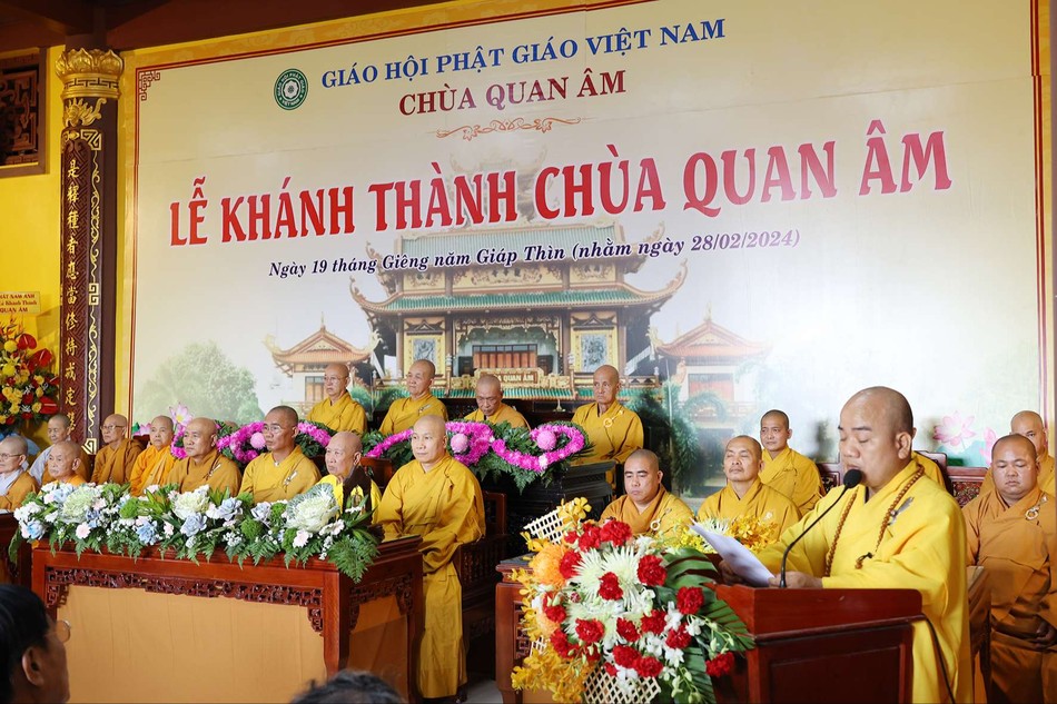 Đại đức Thích Thiện Trí đại diện Sư cô Thích nữ Diệu Hiền, trụ trì chùa Quan Âm phát biểu khai mạc tại buổi lễ Đại đức Thích Thiện Trí đại diện Sư cô Thích nữ Diệu Hiền, trụ trì chùa Quan Âm phát biểu khai mạc tại buổi lễ