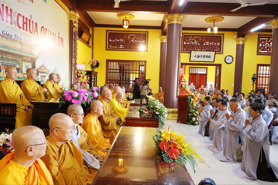 Phật tử dâng lời phát nguyện Phật tử dâng lời phát nguyện