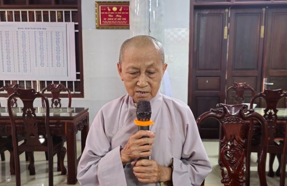 Ni trưởng Thích nữ Như Đán chủ trì, phát biểu tại buổi họp