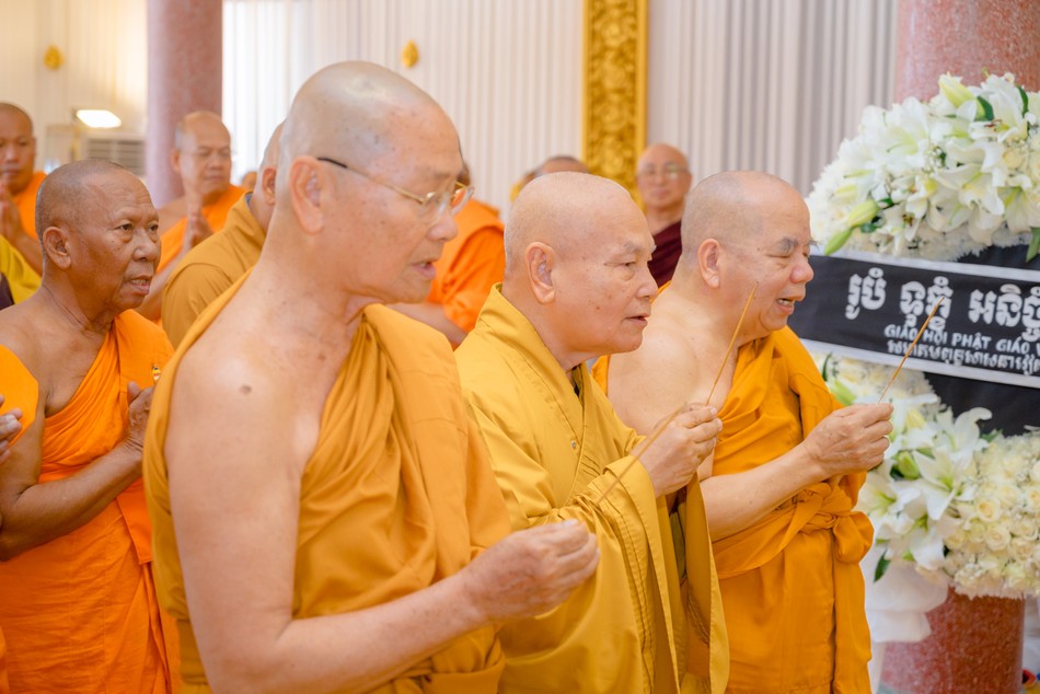 Chư tôn giáo phẩm GHPGVN thắp hương tưởng niệm Giác linh Đại lão Hòa thượng Tep Vong Chư tôn giáo phẩm GHPGVN thắp hương tưởng niệm Giác linh Đại lão Hòa thượng Tep Vong