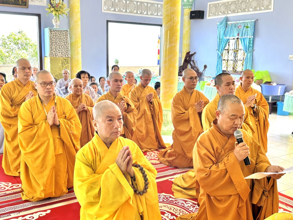 Đại diện môn đồ pháp tác bạch cúng dường Đại diện môn đồ pháp tác bạch cúng dường