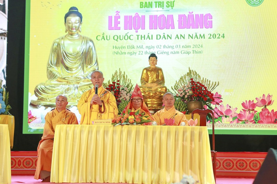 Thượng tọa Thích Quảng Hiền đạo từ tại lễ hoa đăng Thượng tọa Thích Quảng Hiền đạo từ tại lễ hoa đăng