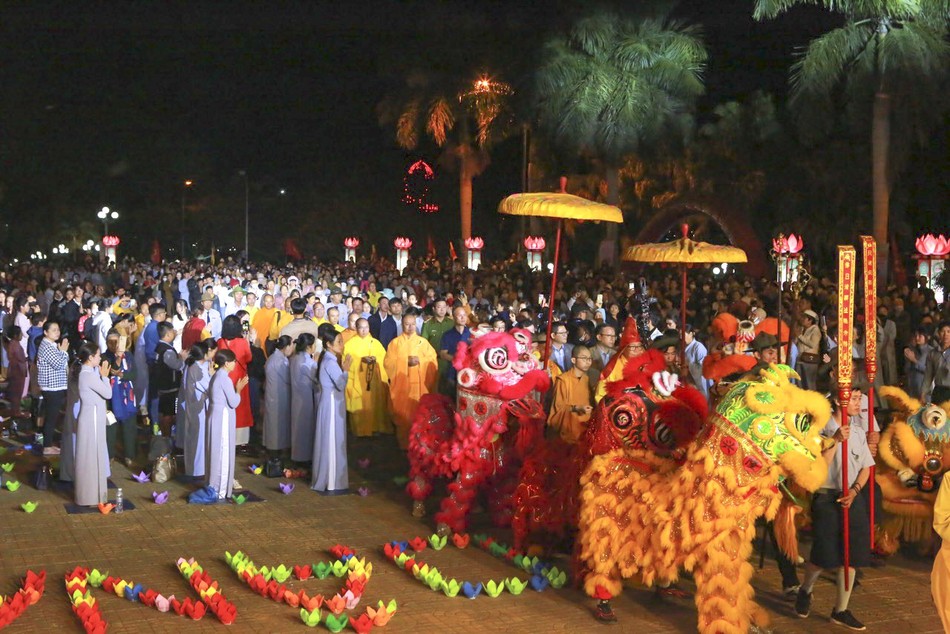 Quang cảnh lễ hội hoa đăng tại Hồ Tây - H.Đắk Mil Quang cảnh lễ hội hoa đăng tại Hồ Tây - H.Đắk Mil