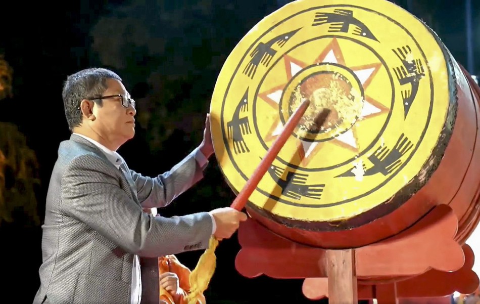 ông Phan Bá Tịnh thay mặt Ban Tổ chức giống lên những hồi trống trầm hùng ông Phan Bá Tịnh thay mặt Ban Tổ chức giống lên những hồi trống trầm hùng