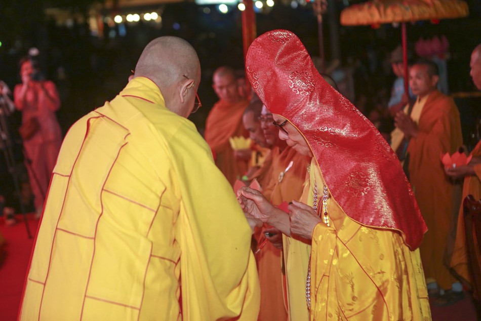 Hòa thượng Thích Châu Quang khởi điểm - đón nhận ngọn nến từ bàn Phật sau đó truyền trao đến chư tôn đức Hòa thượng Thích Châu Quang khởi điểm - đón nhận ngọn nến từ bàn Phật sau đó truyền trao đến chư tôn đức