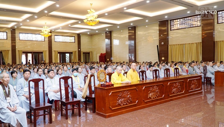 Thượng tọa Thích Thiện Quý thay mặt Ban Tổ chức phát biểu cảm tạ