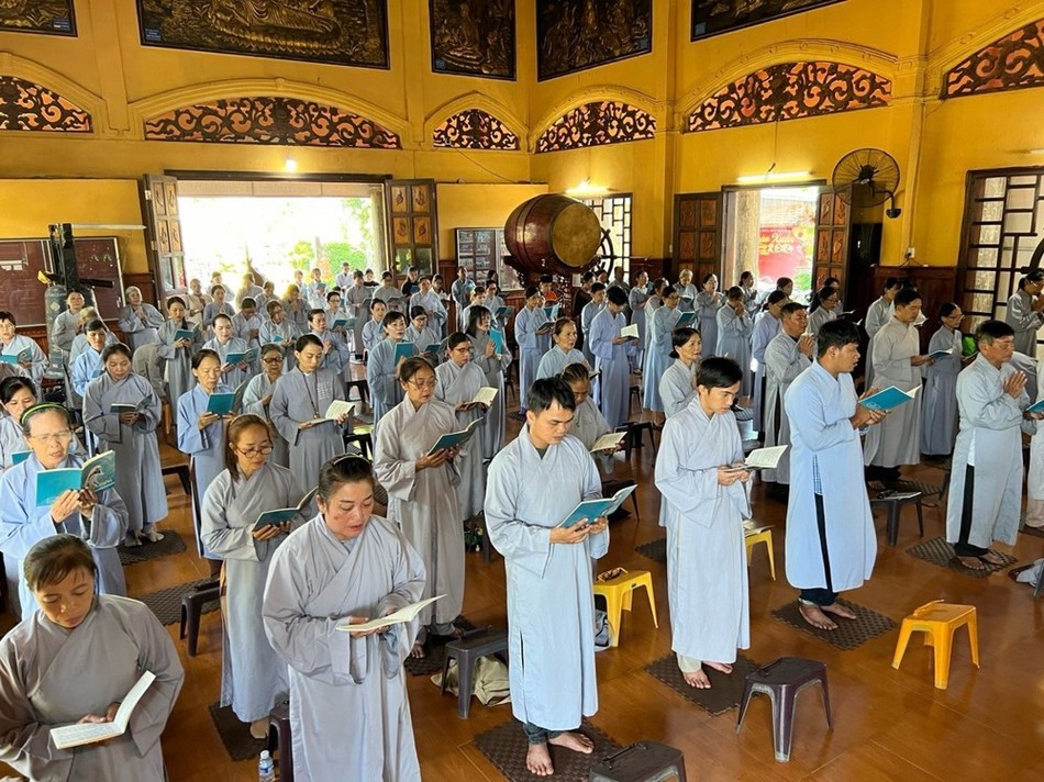 Hơn 200 Phật tử tại địa phương tham gia khóa tu Hơn 200 Phật tử tại địa phương tham gia khóa tu