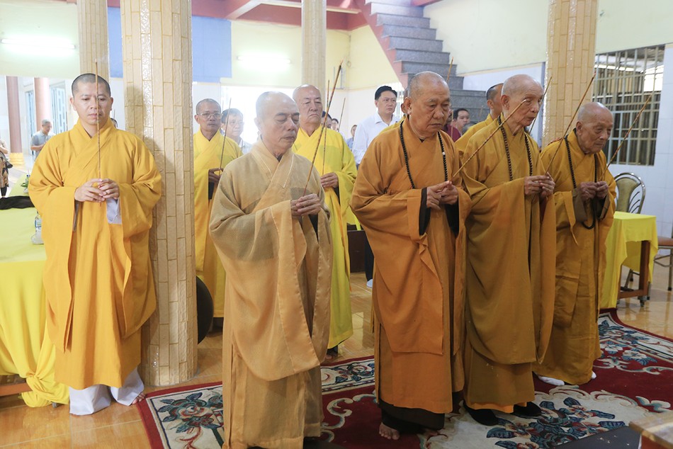 Chư tôn đức niêm hương, bạch Phật