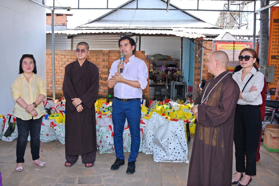 Nghệ sĩ Đức Tiến đại diện đoàn từ thiện chia sẻ với bà con địa phương Nghệ sĩ Đức Tiến đại diện đoàn từ thiện chia sẻ với bà con địa phương