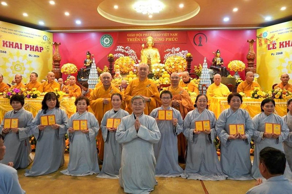 Trao giấy chứng nhận đến các Phật tử Trao giấy chứng nhận đến các Phật tử