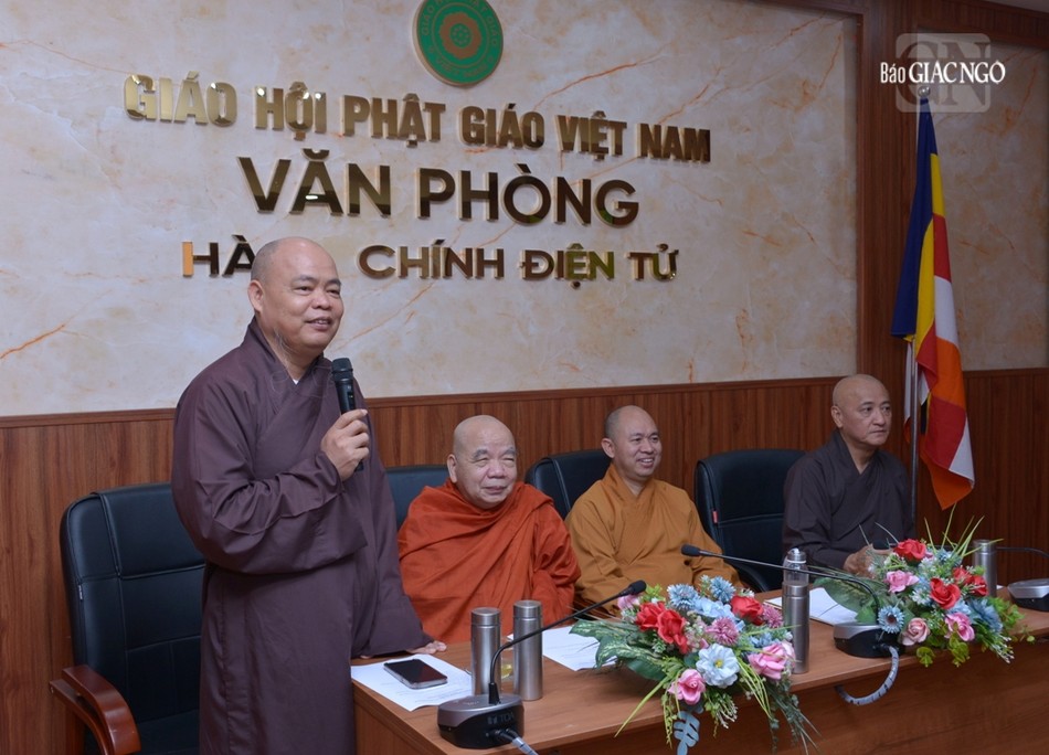 Thượng tọa Thích Thanh Phong phát biểu tại buổi họp